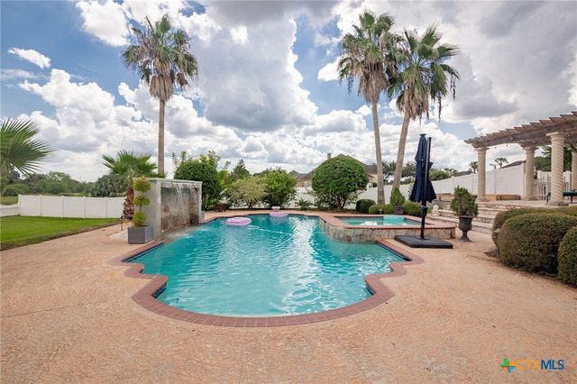 306 Creekridge Drive, Victoria, TX 77904