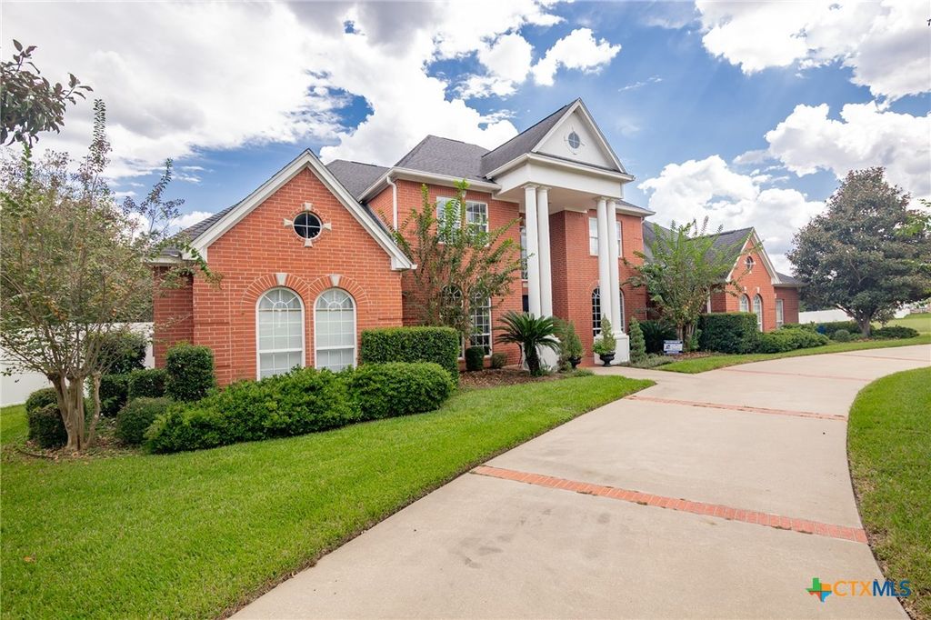 306 Creekridge Drive, Victoria, TX 77904