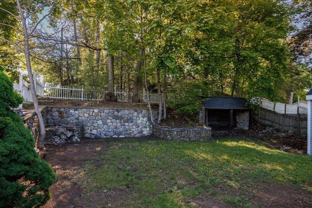 8 Freeman Ave, Webster, MA 01570