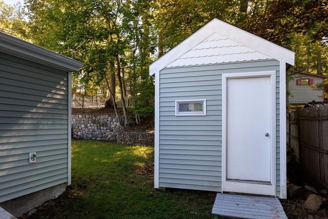 8 Freeman Ave, Webster, MA 01570