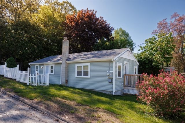8 Freeman Ave, Webster, MA 01570