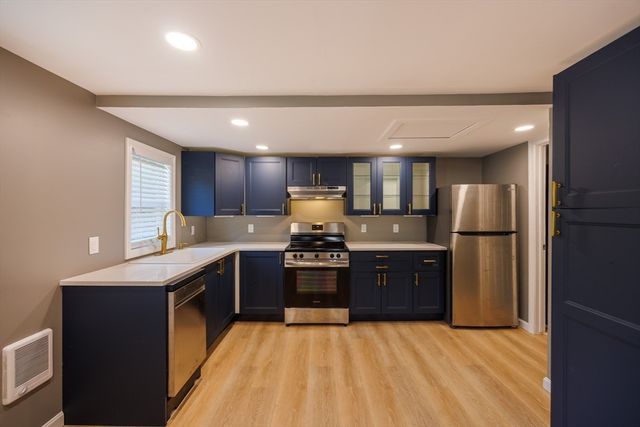 8 Freeman Ave, Webster, MA 01570