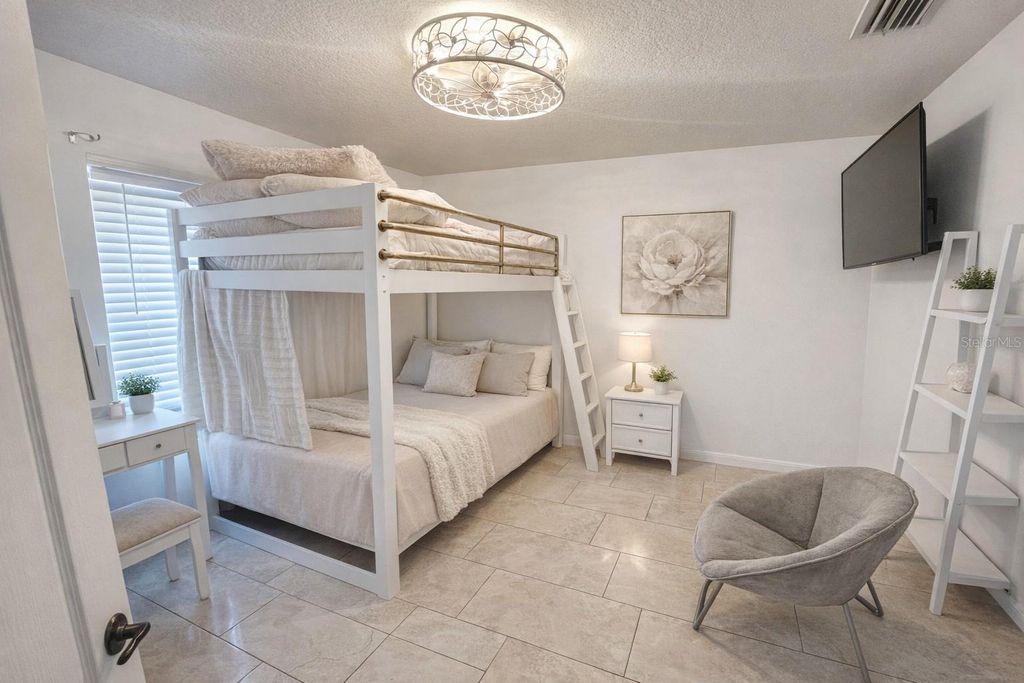 Image 8 of property listing at 9366 HEARTWELLVILLE AVENUE, Englewood, FL 34224