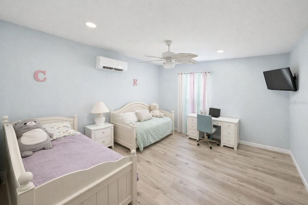 Image 9 of property listing at 9366 HEARTWELLVILLE AVENUE, Englewood, FL 34224