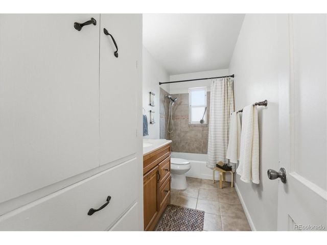 880 Tucson St, Aurora, CO 80011