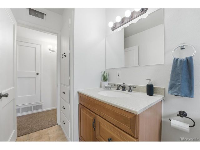 880 Tucson St, Aurora, CO 80011