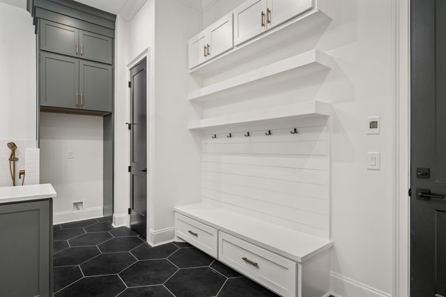 6804 Fleetwood Dr, Nashville, TN 37205