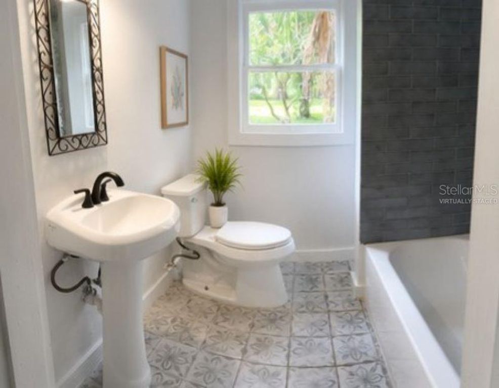 Image 4 of property listing at 1714 2ND AVENUE E, Bradenton, FL 34208