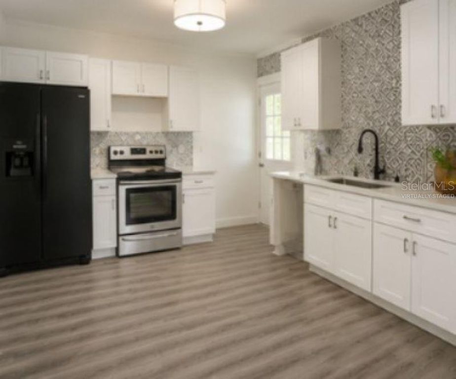 Image 6 of property listing at 1714 2ND AVENUE E, Bradenton, FL 34208