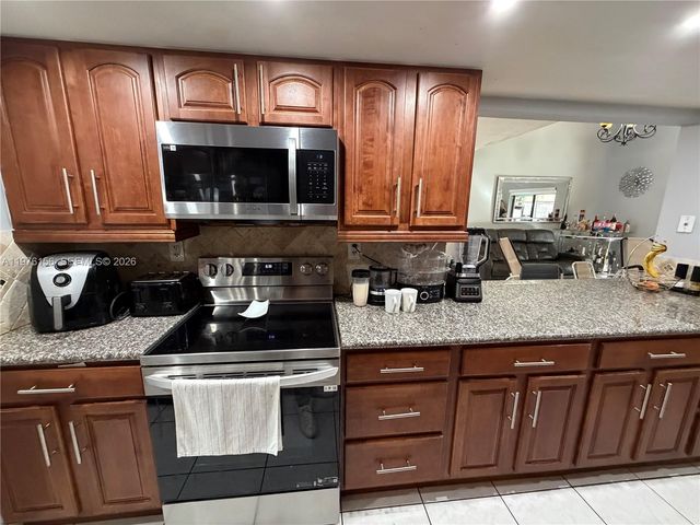 8408 NW 8th Street 8408, Miami, FL 33126