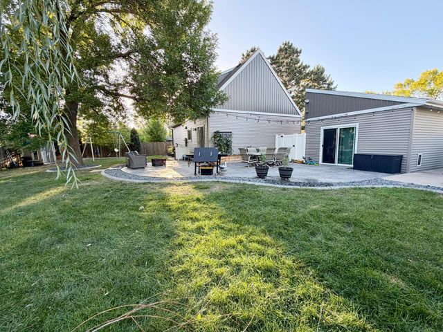 1825 Prairie Lane S, Fargo, ND 58103