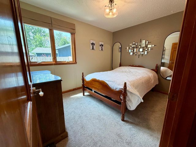 1825 Prairie Lane S, Fargo, ND 58103