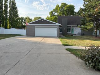 1825 Prairie Lane S, Fargo, ND 58103