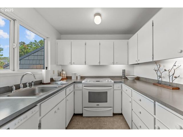 5858 S RIVERIDGE Ln 24, Portland, OR 97239