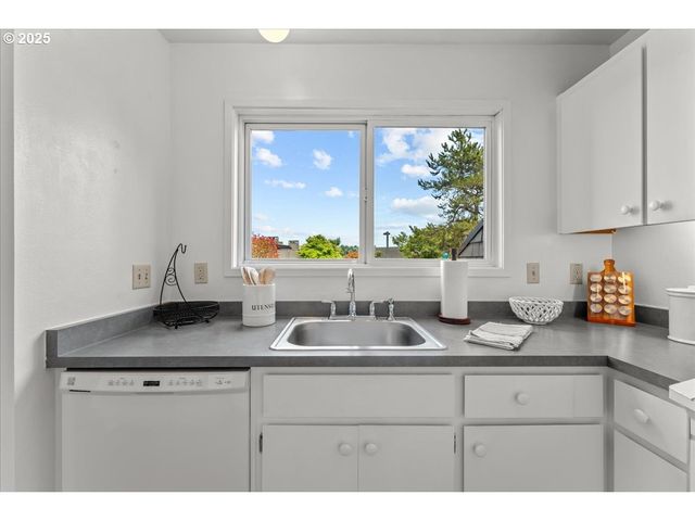 5858 S RIVERIDGE Ln 24, Portland, OR 97239