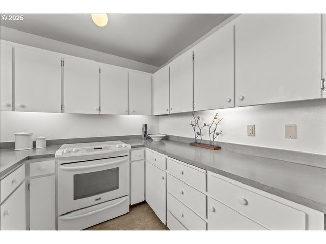 5858 S RIVERIDGE Ln 24, Portland, OR 97239