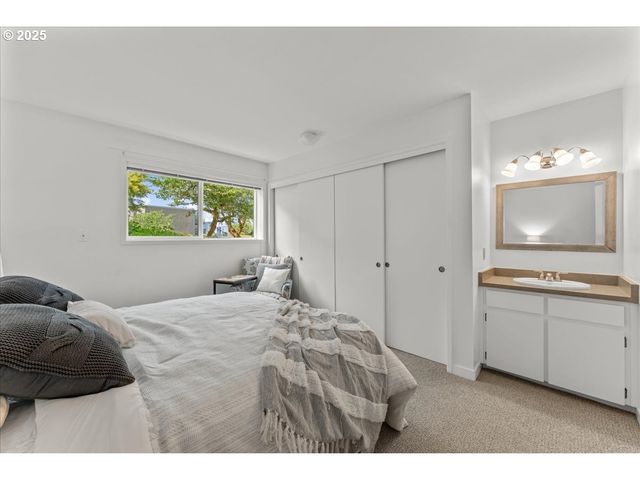 5858 S RIVERIDGE Ln 24, Portland, OR 97239