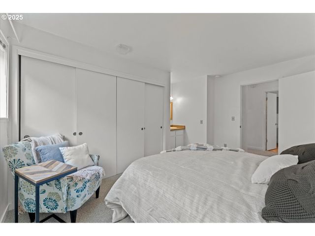 5858 S RIVERIDGE Ln 24, Portland, OR 97239