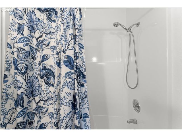 5858 S RIVERIDGE Ln 24, Portland, OR 97239