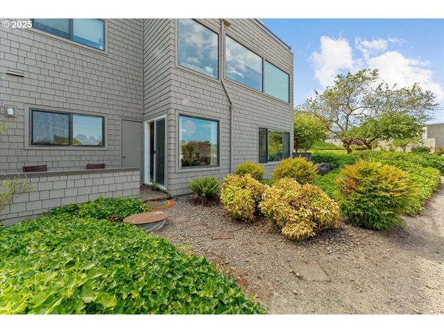 5858 S RIVERIDGE Ln 24, Portland, OR 97239