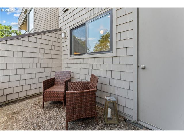 5858 S RIVERIDGE Ln 24, Portland, OR 97239