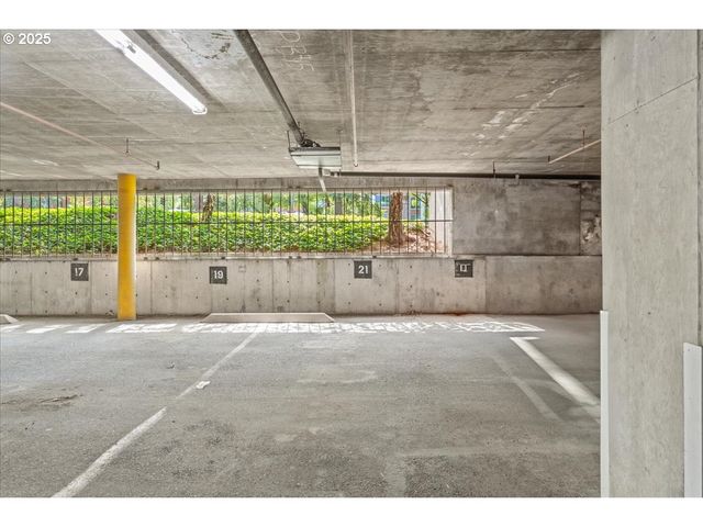 5858 S RIVERIDGE Ln 24, Portland, OR 97239