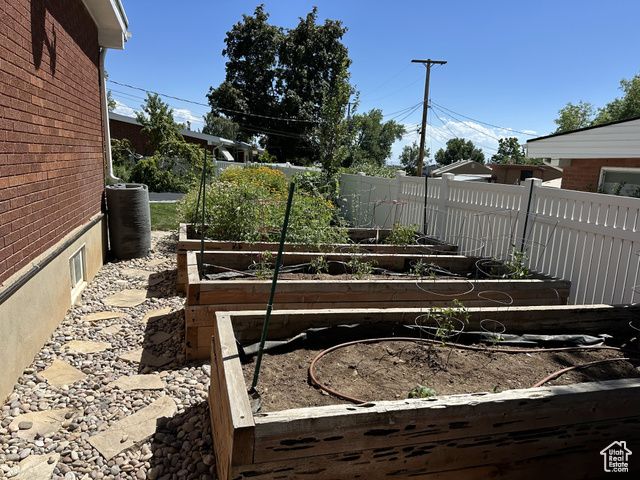 890 E BROOKSHIRE DR, Kaysville, UT 84037