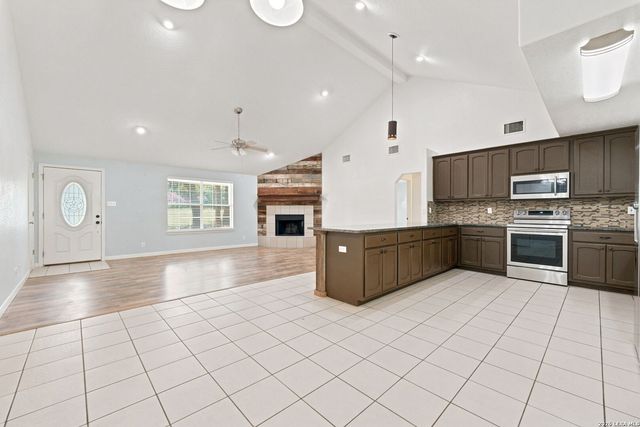 104 Shadow Woods, La Vernia, TX 78121