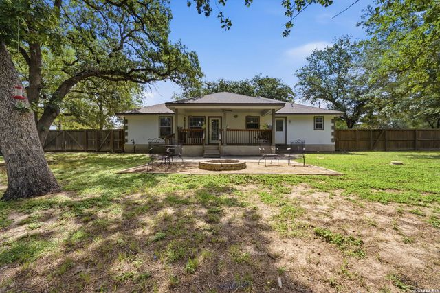 104 Shadow Woods, La Vernia, TX 78121