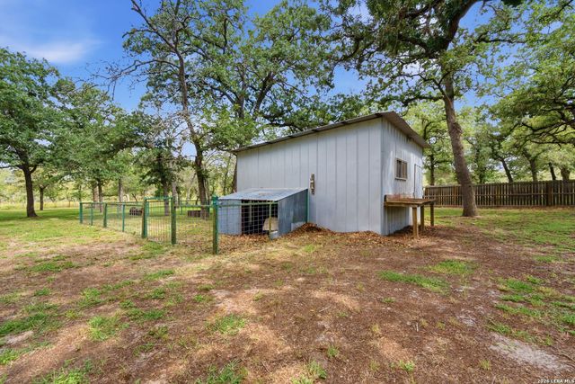 104 Shadow Woods, La Vernia, TX 78121