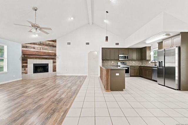 104 Shadow Woods, La Vernia, TX 78121