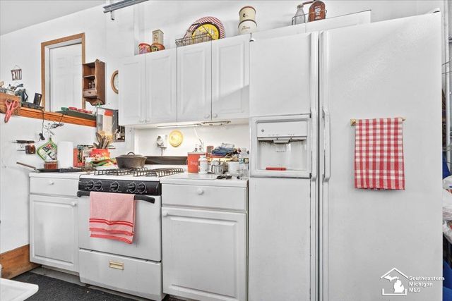 7577 S Huron River Drive, South Rockwood, MI 48179