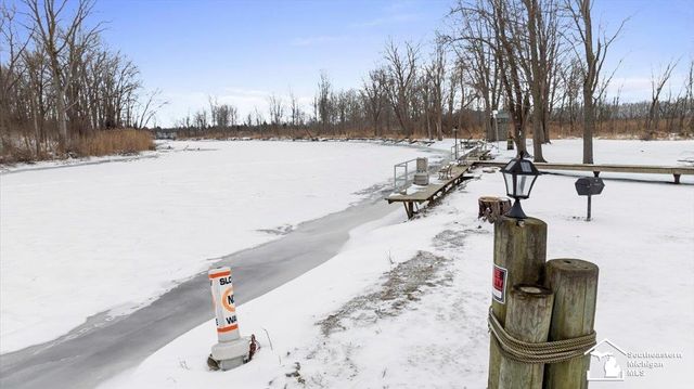 7577 S Huron River Drive, South Rockwood, MI 48179