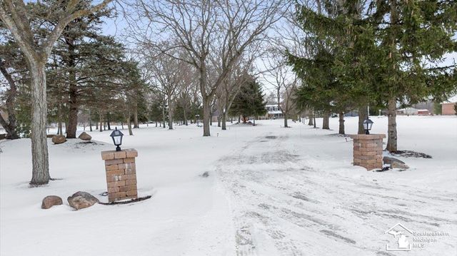 7577 S Huron River Drive, South Rockwood, MI 48179