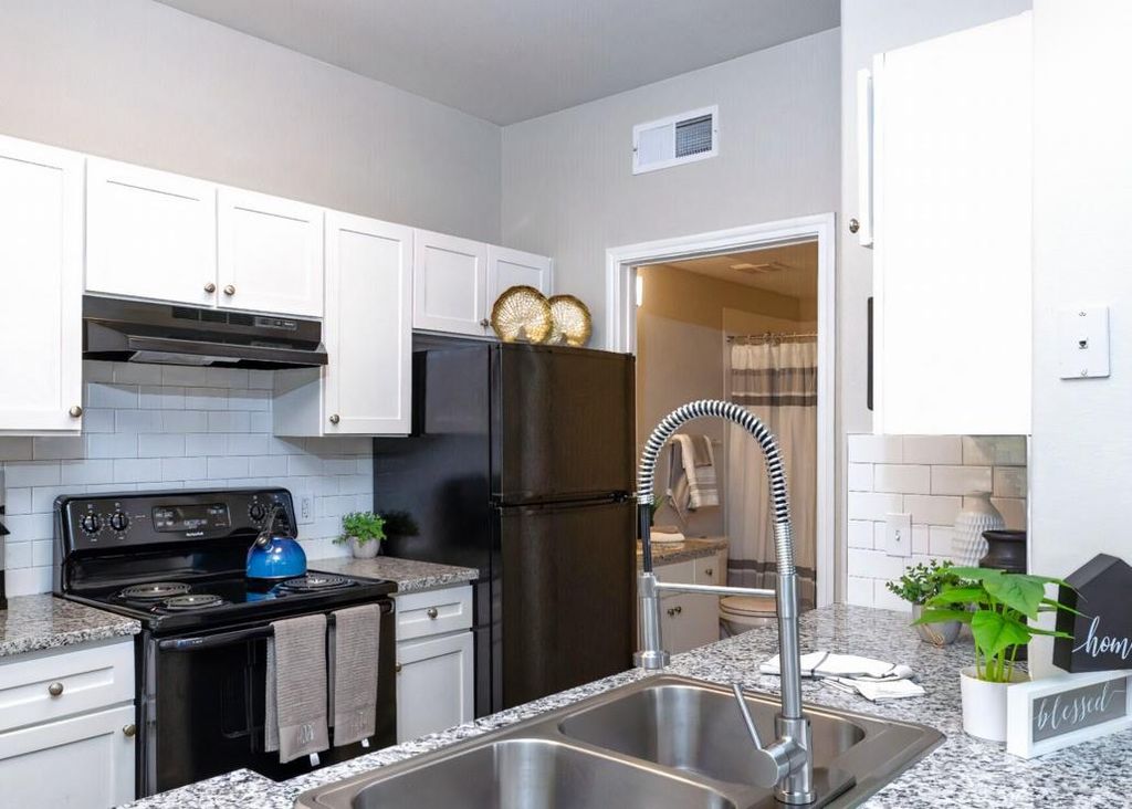 17111 Hafer Road 936, Houston, TX 77090