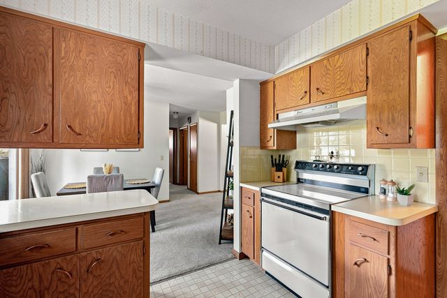 2115 W 38th Place, Davenport, IA 52806