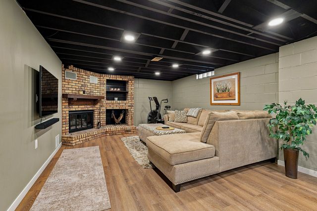 2115 W 38th Place, Davenport, IA 52806
