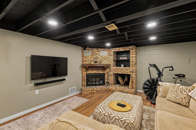 2115 W 38th Place, Davenport, IA 52806