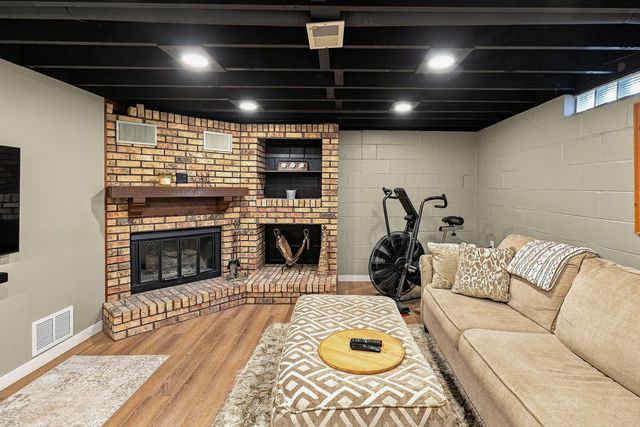 2115 W 38th Place, Davenport, IA 52806