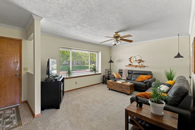 2115 W 38th Place, Davenport, IA 52806