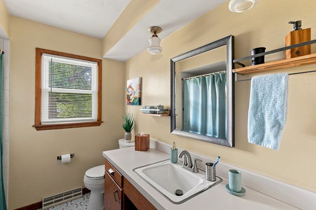 2115 W 38th Place, Davenport, IA 52806