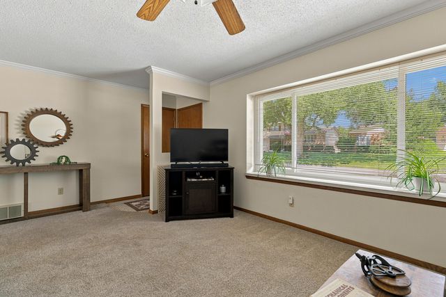 2115 W 38th Place, Davenport, IA 52806