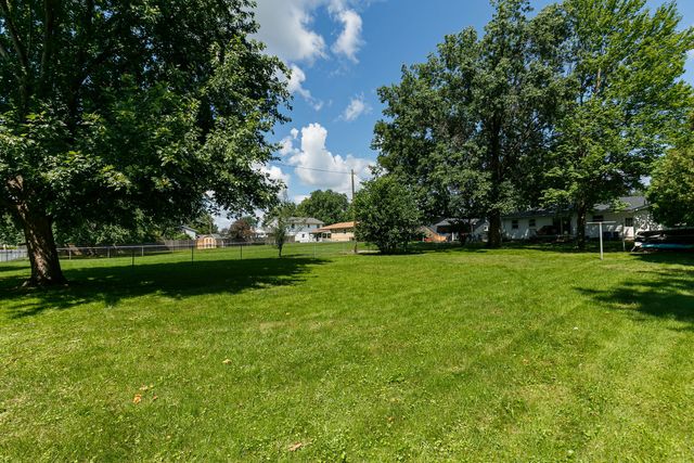 2115 W 38th Place, Davenport, IA 52806