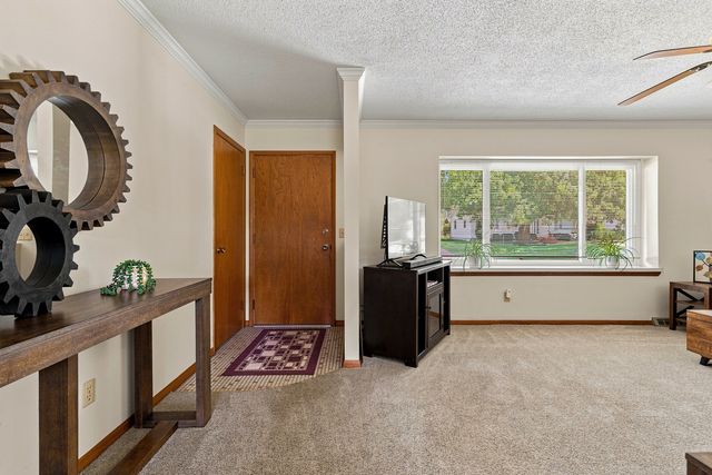 2115 W 38th Place, Davenport, IA 52806