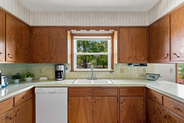 2115 W 38th Place, Davenport, IA 52806