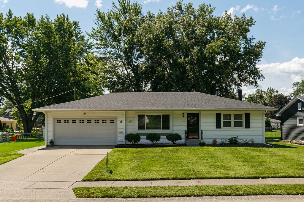 2115 W 38th Place, Davenport, IA 52806