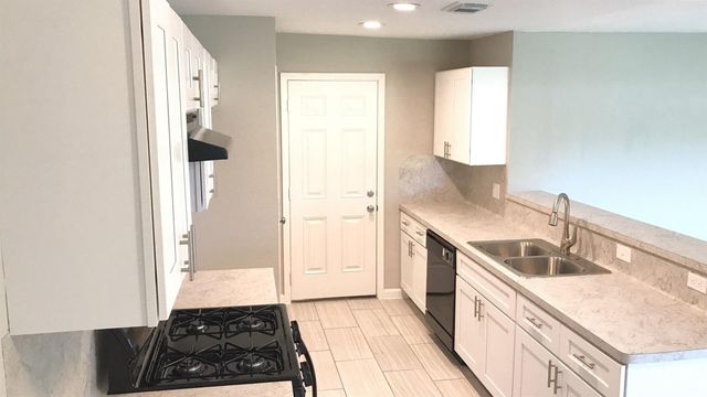 205 Grantham Road, Baytown, TX 77521