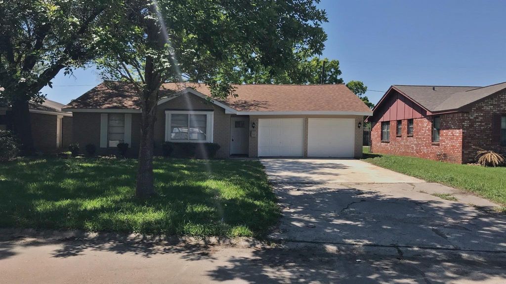 205 Grantham Road, Baytown, TX 77521