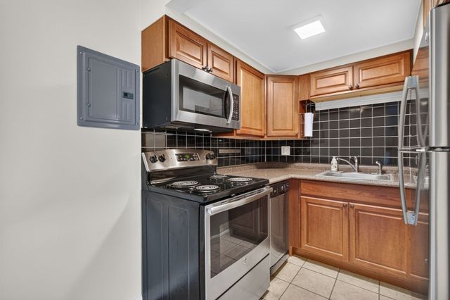 14 Arizona Ter 8, Arlington, MA 02474