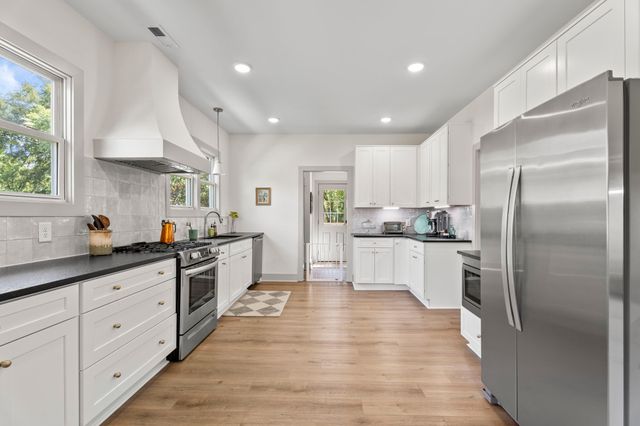 1118 Riverwood Dr, Nashville, TN 37216